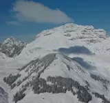 Schneebedeckte Gipfel in bayerischen Alpen 