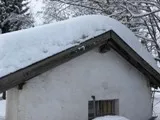 Schneebedecktes Haus
