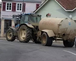 Traktor mit Gllewagen